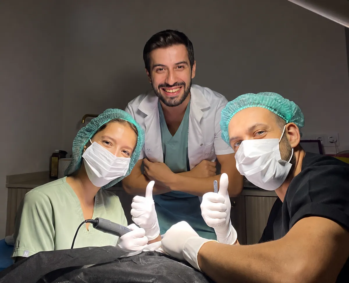 Tím kliniky v Istanbule počas zákroku